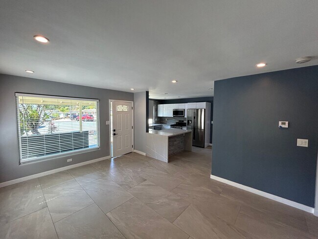 Building Photo - Newly Renovated 4 bed house! (Lease out, pending signatures. Check back in a few days!)