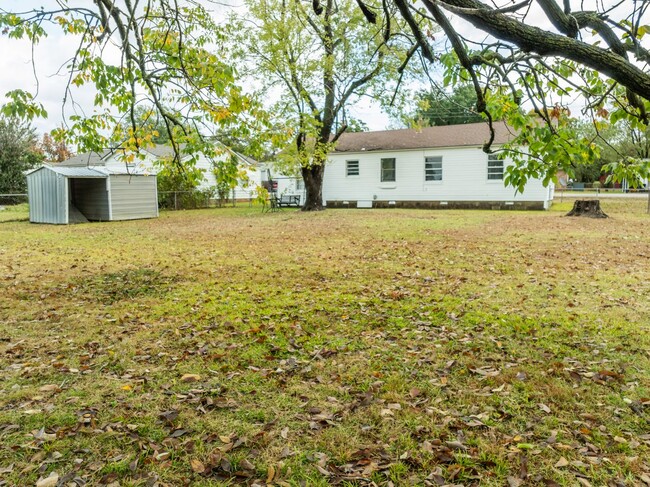 Building Photo - Freshly Updated 3 Bedroom House