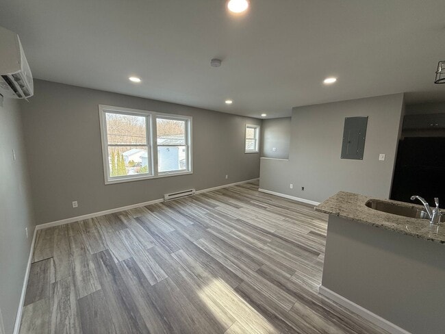 Building Photo - 1136 S Main St