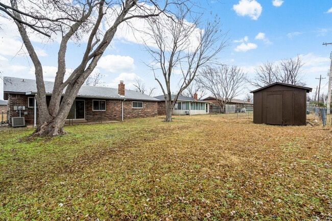 Building Photo - Updated 3 Bed 2 bath with 2 car garage!