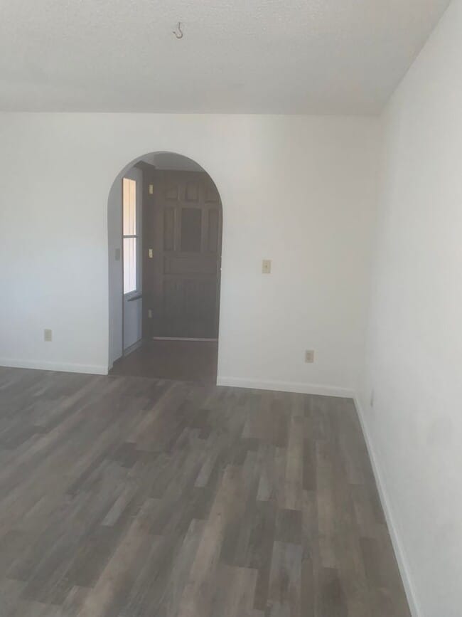 Building Photo - 3 bedroom, 2 bathroom home in well established neighborhood.