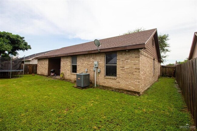 Building Photo - 811 E Stonegate Dr