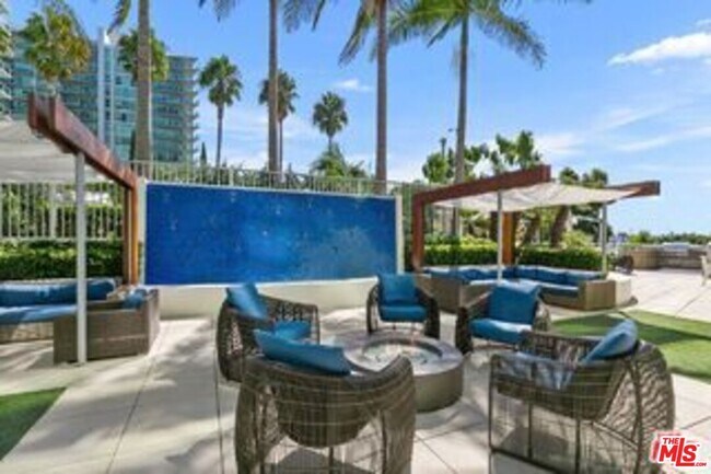 Building Photo - 13700 Marina Pointe Dr