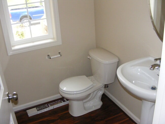 Building Photo - 4 bedroom plus a den in Puyallup