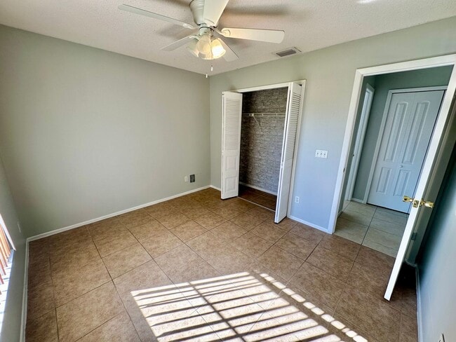 Building Photo - Beautiful open 2/2 Near UCF