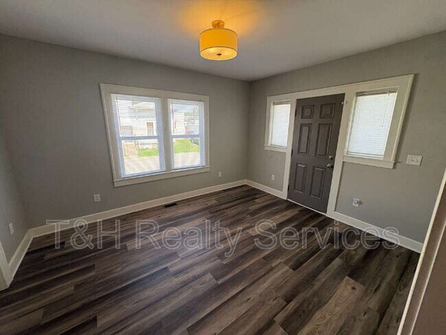 Building Photo - 639 N Gray St