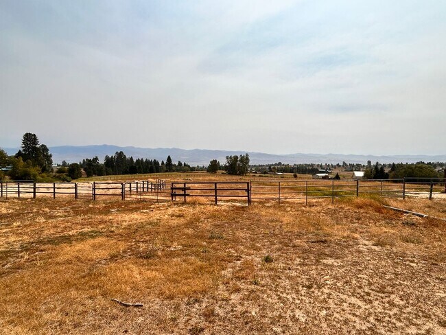 Building Photo - 10 Acres of Horse Property in Victor!