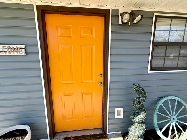 Building Photo - Maryville 37803 - Charming and freshly updated 1-bedroom, 1-bath duplex - Lawncare and water is i...