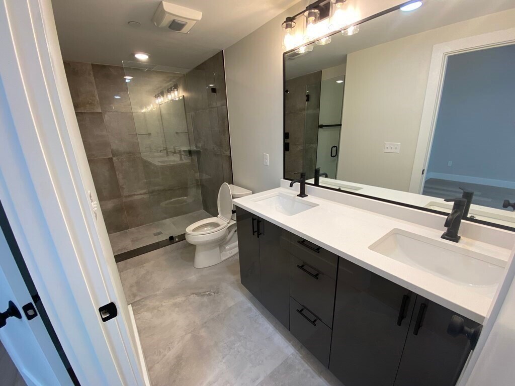 Building Photo - 301 Somerville Ave