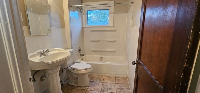 Building Photo - 3 Bed - 1.5 Bath - Single Family Home