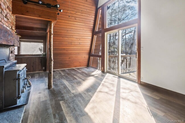 Building Photo - 304 Lake Lodge Dr