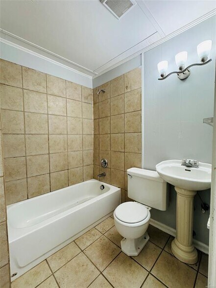 Building Photo - 4228 Hickory Dr