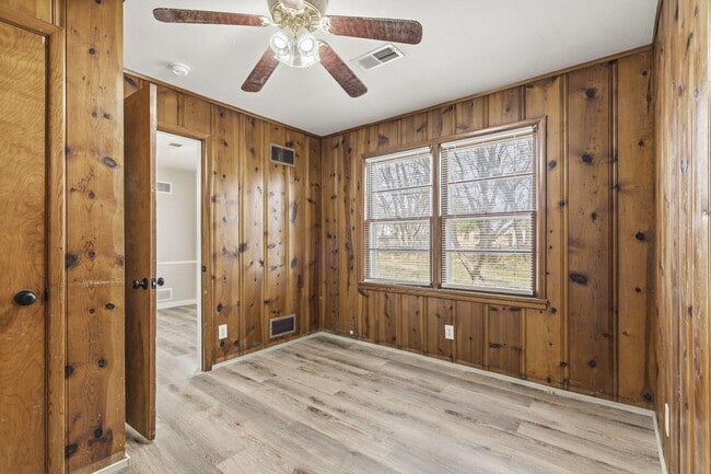 Building Photo - 1736 N Kentwood Ave