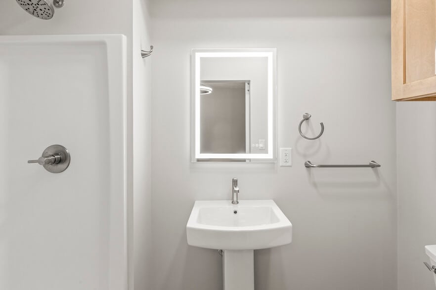 Master Bath - 425 W Lincoln St