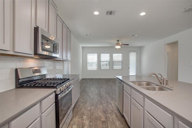 Building Photo - 620 Golden Glory Rd