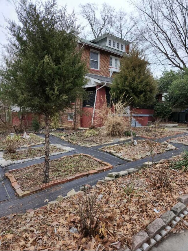 Primary Photo - 3005 South Dakota Ave NE