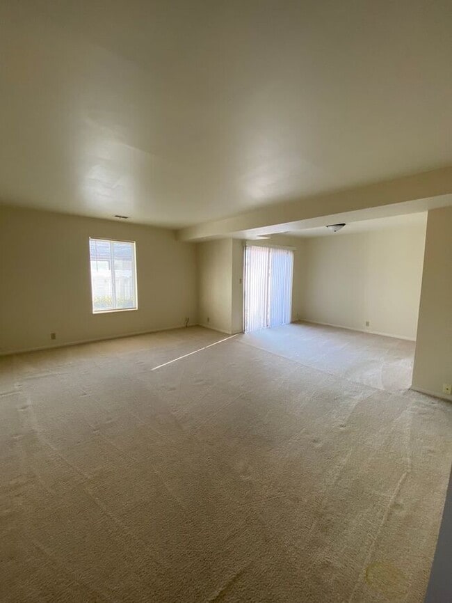 Building Photo - 3 Bedroom Townhome