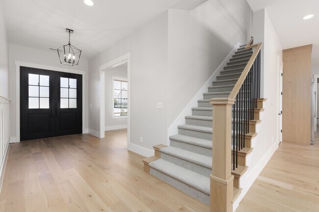 Building Photo - Gorgeous 5 bed | 3.5 bath |  Custom Home with RV Garage in Tonaquint!