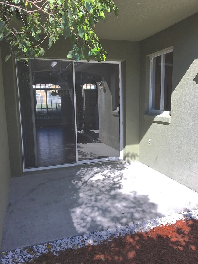 Building Photo - Town Home for Rent in Gated community in O...