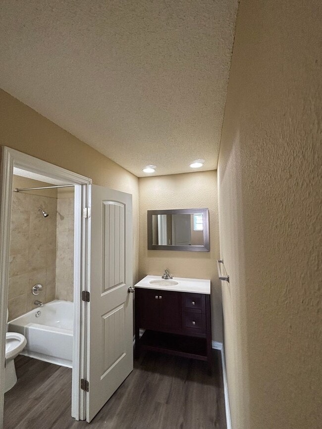 Building Photo - 2 Bedroom 1 bath Apartment