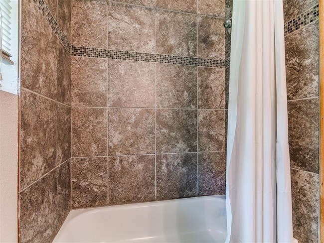 Building Photo - 212 S Mercedes Dr