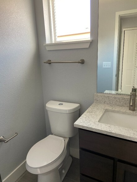 Building Photo - 909 Blondel St