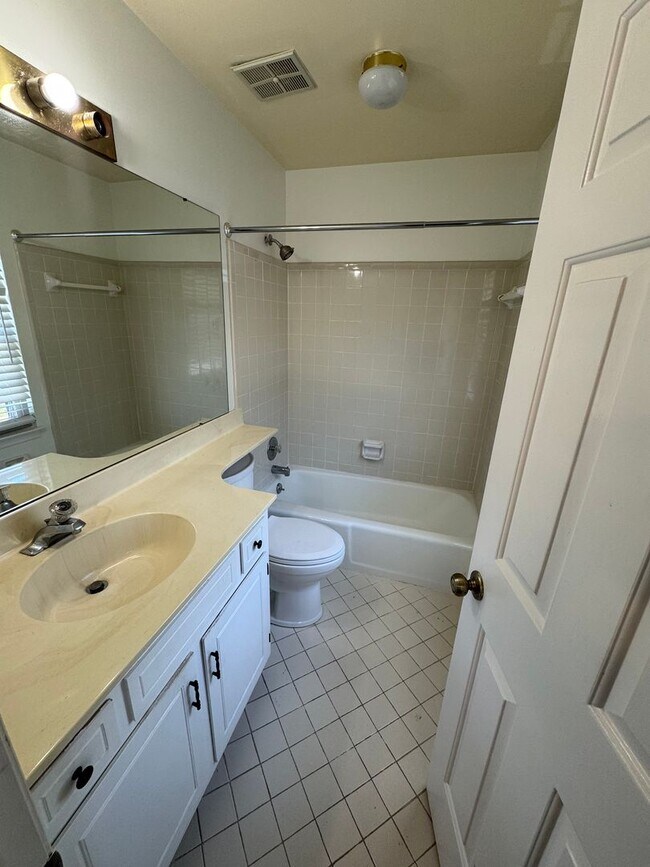 Building Photo - 834 Brentwood Pointe