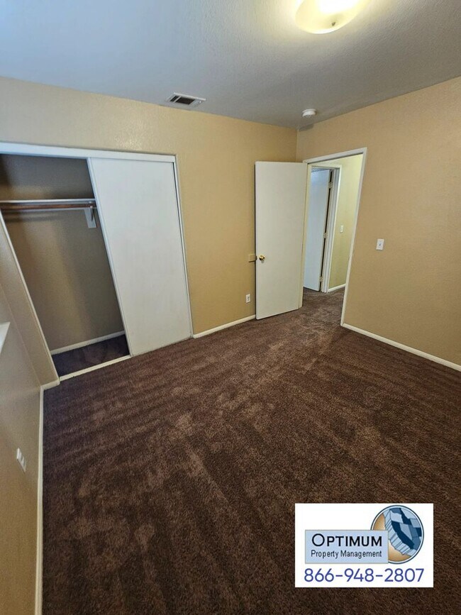 Building Photo - Spacious 6 bedroom , 3 bathroom home with downstairs bedroom and bath