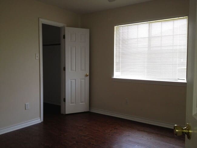 Building Photo - PET FRIENDLY! PRICED RIGHT! SUBLEASE AVAILABLE! NO DEPOSIT!