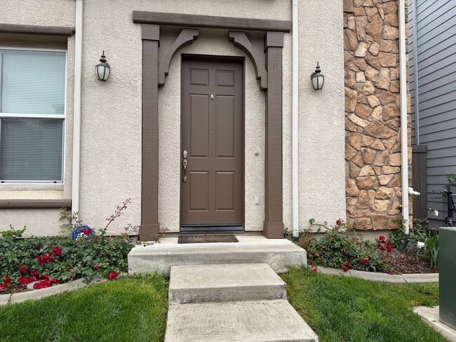 Building Photo - Gorgeous 4 bedroom 2 story home in Anatolia