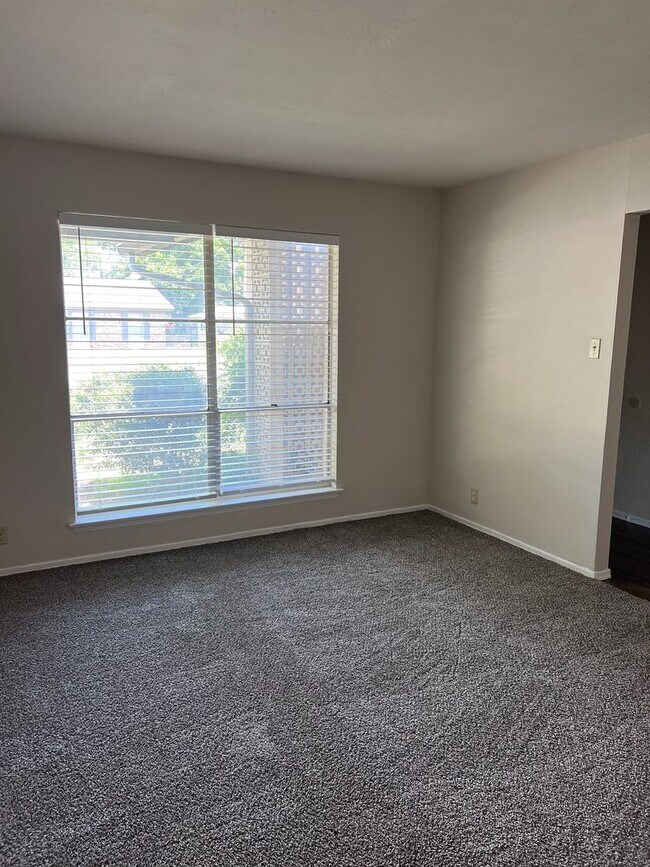 Building Photo - 1217 Briarwood Dr