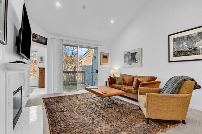 Building Photo - Quiet and Spacious 2 Bedroom Condo in Sunny Novato!