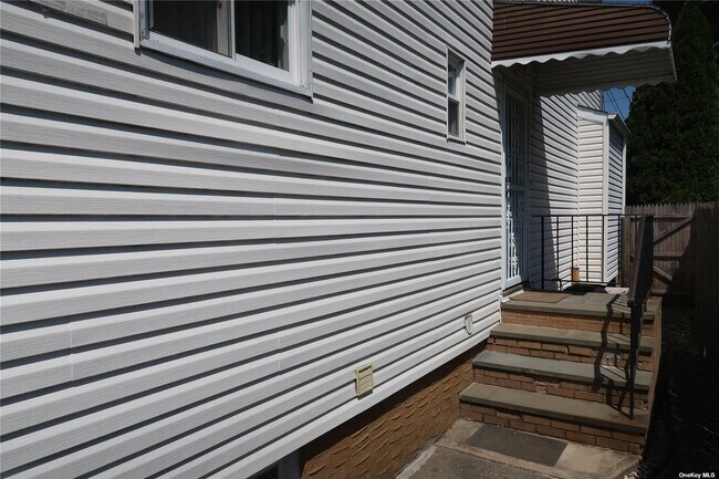 Building Photo - 772 Carman Ave