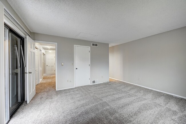 Building Photo - $2,495 2 Bed, 2 Bath Townhome in Aurora wi...