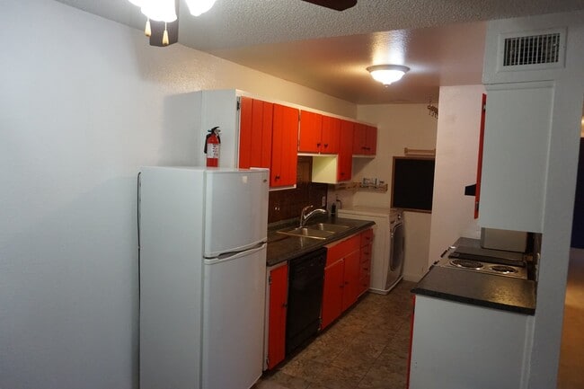 Building Photo - 2 bedroom condo in Golden, Convenient Location!