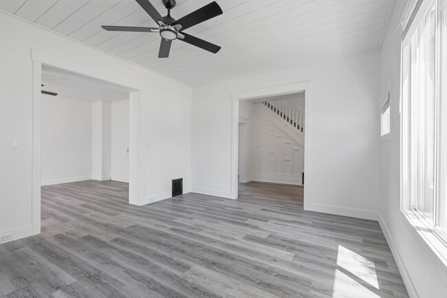 Building Photo - 5 Bed 2 Bath MODERN HERITAGE HOME