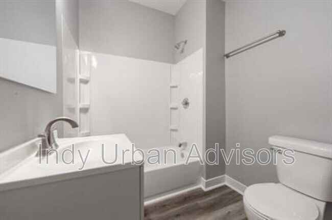 Building Photo - 2831 N Kenwood Ave
