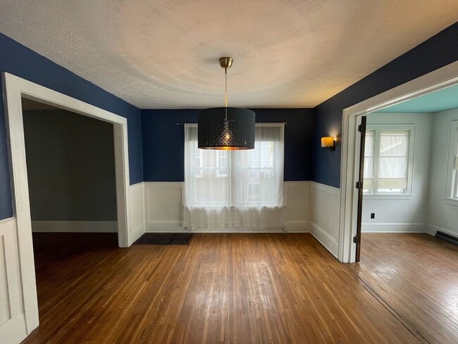 Building Photo - Three bedroom one bathroom home for rent