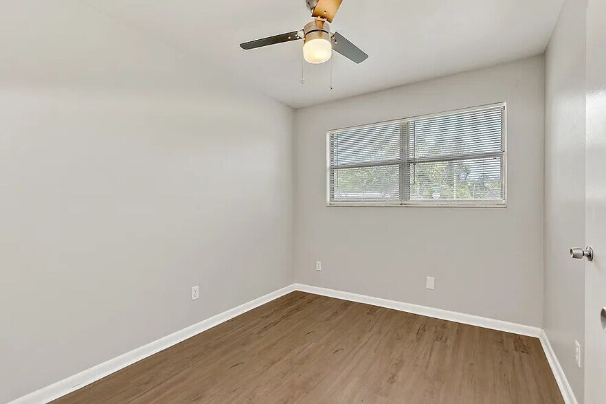 Building Photo - 1938 Monteau Drive