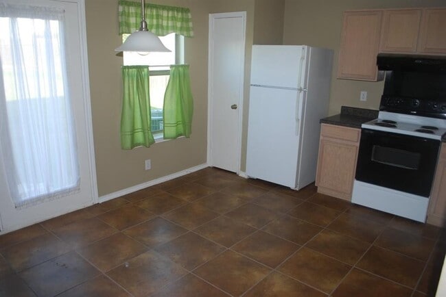 Building Photo - 161 Beech Dr
