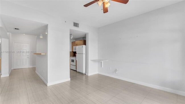 Building Photo - 533 NE 3rd Ave