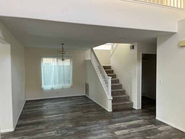 Building Photo - Spacious 4br/3ba Single Family Residence i...