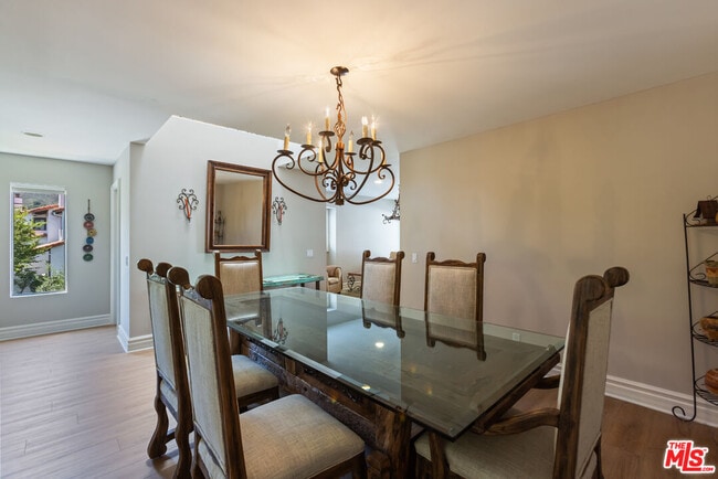 Building Photo - 1541 Palisades Dr