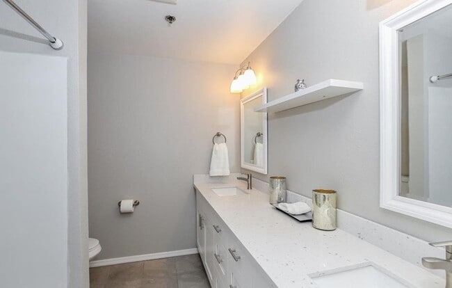 Building Photo - 3 Bed 2 Bath Condo is Available for Rent!