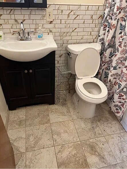 Additional view of bathroom - 1513 W Thompson St