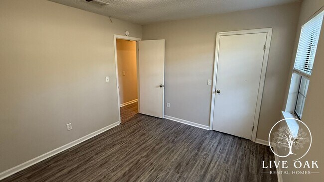 Building Photo - MOVE IN SPECIAL: $500 OFF 1ST MONTH'S RENT!**
