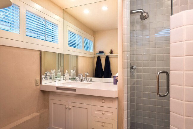 Building Photo - 437 W Smuggler St