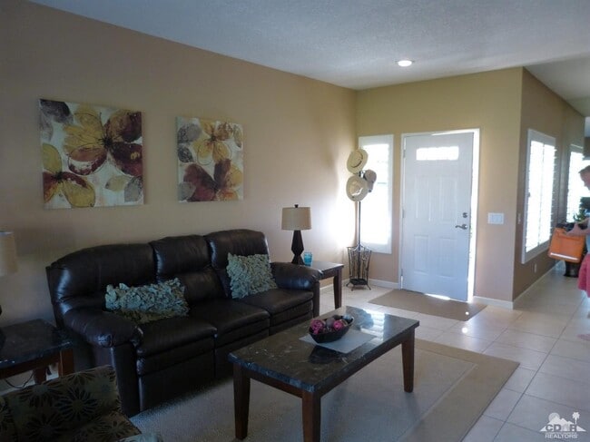 Building Photo - 221 Vista Royale Cir W