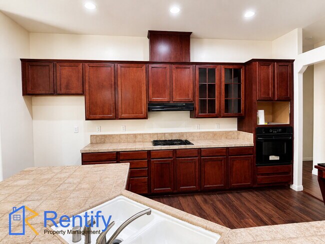 Building Photo - 4 bed, 2.5 bath home in NW Bakersfield - Gardener included