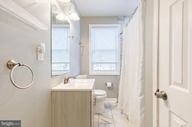 Building Photo - Welcome to this beautifully renovated 4bd 2bth end-of-group townhome in Baltimore!